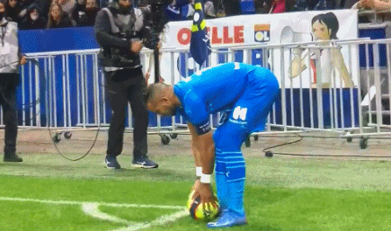 足球中超球队失误频频，主帅暴怒