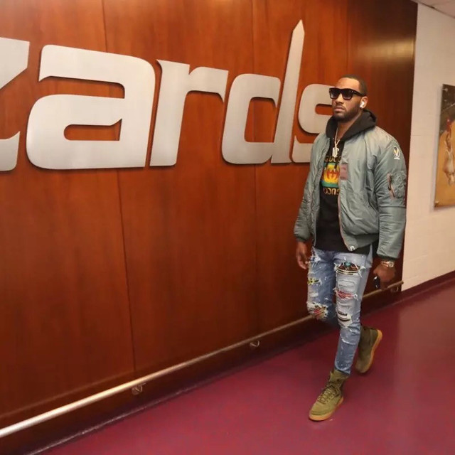 连丢2局！梁靖崑直摇头，孙颖莎耐心给他复盘，王艺迪一旁看热闹