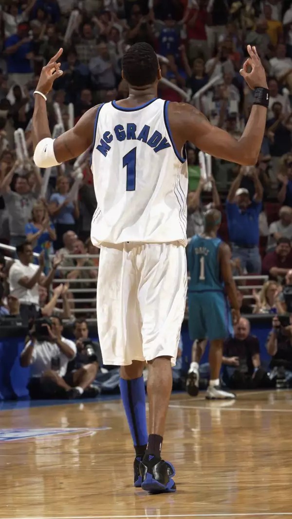 詹姆斯和库里都是历史超巨，目前历史排名詹姆斯第二，库里第十一～第十三之间。