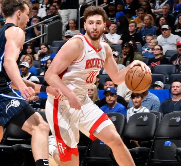 技惊四座，麦克托米奈开场3分钟为苏格兰打入一粒精彩的倒钩