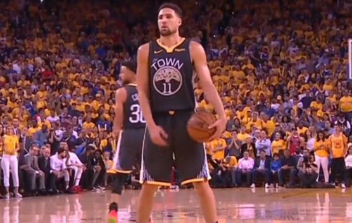 2万观众看了2小时拖地！球员集体抗议退场！论业余，NBA也是专业的