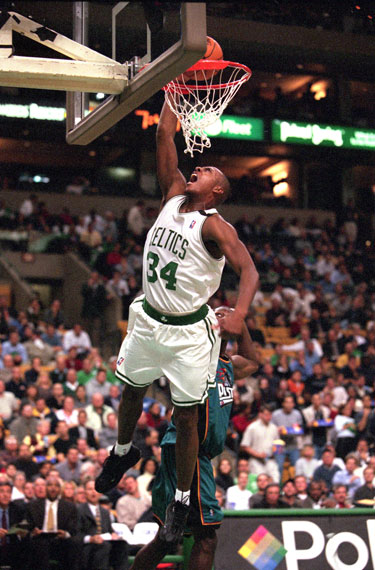 最后一投的抉择 英雄独舞还是团队协奏 篮球哲学的分岔路口